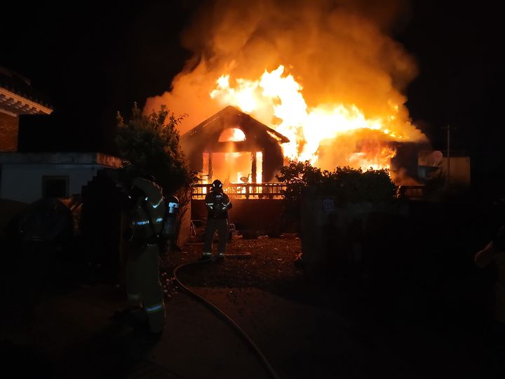 [대구=뉴시스] 30일 오후 10시25분께 경산시 와촌면 한 단독주택에서 화재가 발생했다. (사진=경북소방본부 제공) 2025.07.31. photo@newsis.com *재판매 및 DB 금지