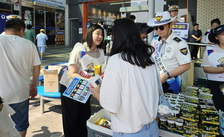[서울=뉴시스] 롯데웰푸드가 한국도로공사와 휴가철 맞이 졸음운전방지 껌 씹기 캠페인을 진행했다. (사진=롯데웰푸드 제공)&nbsp; *재판매 및 DB 금지
