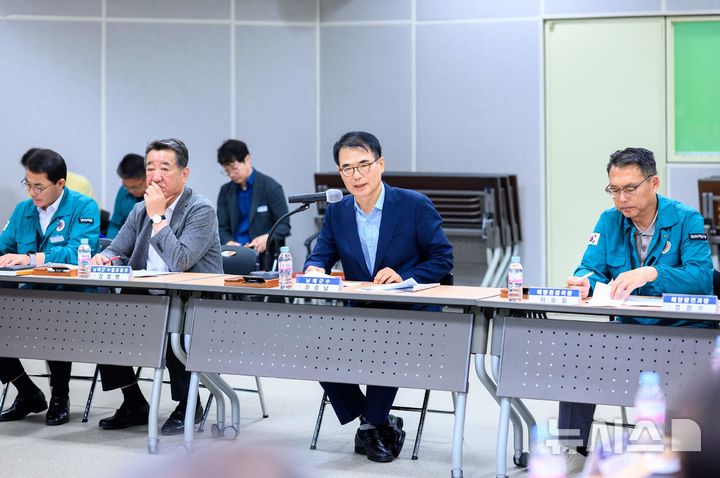 [남해=뉴시스] 장충남 경남 남해군수는 지난 30일 최근 폭우로 인해 발생한 해양 부유쓰레기 문제에 대응하기 위해 대책회의를 주재하고 있다. 2025.07.31.(사진=남해군 제공) photo@newsis.com