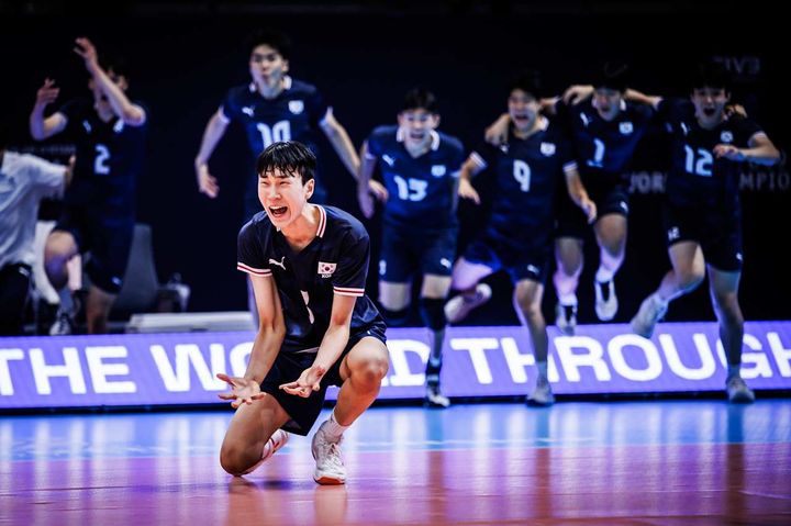 30일(한국 시간) 우즈베키스탄 타슈켄트에서 중국과 2025 국제배구연맹(FIVB) U-19 세계배구선수권대회 16강전을 치른 한국 19세 이하(U-19) 남자배구 대표팀. 2025.07.30. (사진=FIVB) 홈페이지 캡처) *재판매 및 DB 금지
