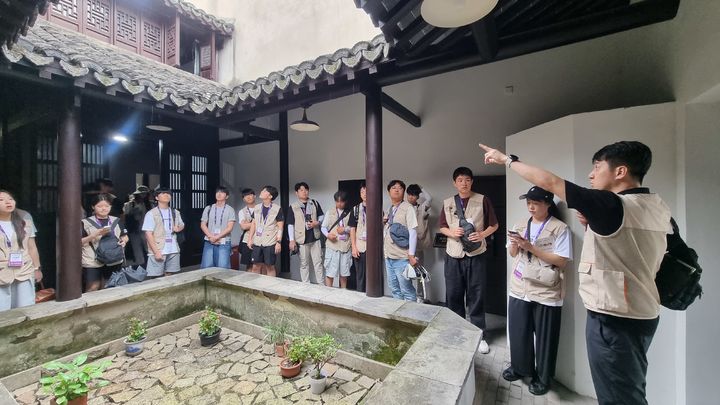 [안동=뉴시스] 지난 28일 상하이의 독립운동 유적지를 돌아보고 있는 경북교육청 독립운동길 순례단. (사진=경북교육청 제공) 2025.07.31. photo@newsis.com *재판매 및 DB 금지