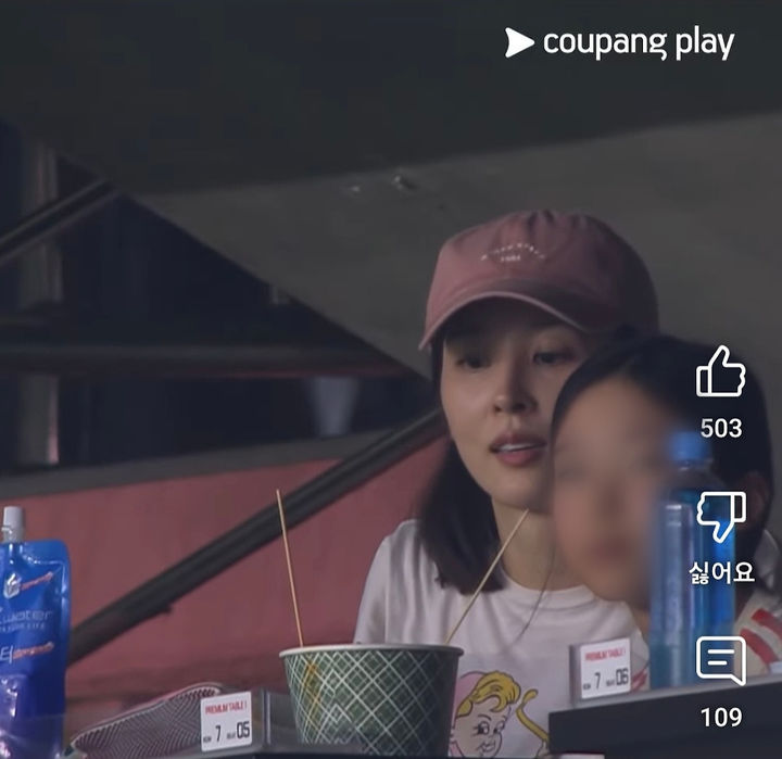 [서울=뉴시스] 배우 한혜진과 딸 기시온 양이 스포츠 중계 화면에 함께 포착된 장면. (사진=쿠팡플레이 캡처) 2025.07.31. photo@newsis.com *재판매 및 DB 금지