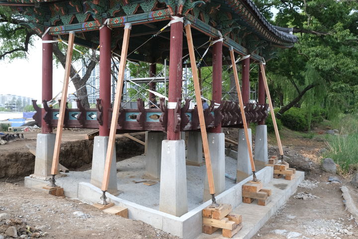 [서울=뉴시스] 천안 영남루 드잡이공사 - 기둥드잡이 (사진=국가유산청 제공) 2025.07.31. photo@newsis.com *재판매 및 DB 금지