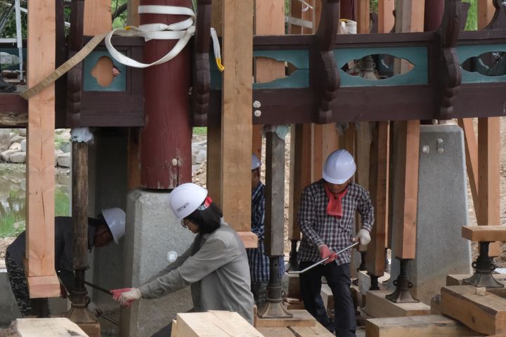 [서울=뉴시스] 천안 영남루 드잡이공사 - 기둥드잡이 (사진=국가유산청 제공) 2025.07.31. photo@newsis.com *재판매 및 DB 금지