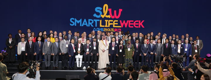 [서울=뉴시스] 스마트라이프위크(SLW) 2024 행사 사진(개막식 단체사진). 2025.07.31. (사진=서울시 제공) *재판매 및 DB 금지