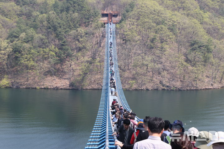 [진천=뉴시스] 충북 진천 초평호 제2하늘다리. (사진=진천군 제공) 2025.07.31. photo@newsis.com 