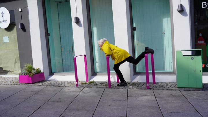 [부산=뉴시스] '2025바다미술제' 참여 작가 안나 안데렉(Anna Anderegg)의 퍼포먼스 작품 '실버 붐'의 한 장면. (사진=부산비엔날레조직위원회 제공) 2025.07.31. photo@newsis.com *재판매 및 DB 금지