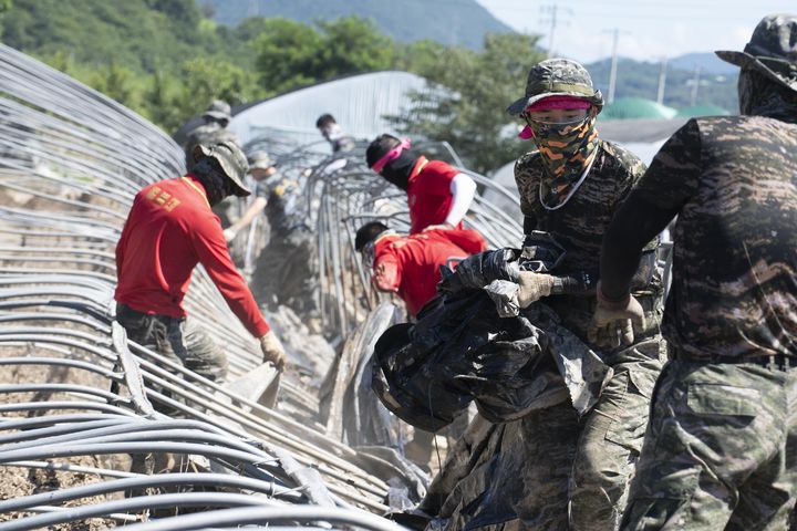 [산청=뉴시스] 산청지역 대민지원에 투입된 해병대 신속기동부대 장병들이 무너진 비닐하우스 철거작업을 하고 있다. (사진=해병대 제공) 2025. 07. 31. photo@newsis.com&nbsp; *재판매 및 DB 금지