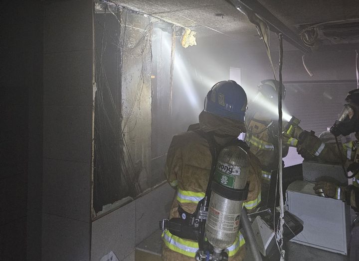 [광주=뉴시스] 31일 오전 8시4분께 광주 북구 용봉동의 한 고시원에서 불이 나 소방당국이 진압하고 있다. (사진=광주 북부소방서 제공) 2025.07.31. photo@newsis.com *재판매 및 DB 금지