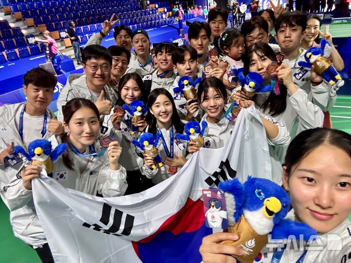 [전주=뉴시스] '2025 라인-루르 하계세계대학경기대회'에 출전한 배드민턴선수단. (사진=군산대학교 배드민턴팀 제공) 2025.07.31. photo@newsis.com *재판매 및 DB 금지