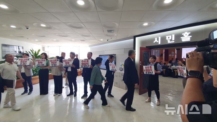 [창원=뉴시스] 강경국 기자 = 더불어민주당 경남 창원시의원단이 31일 창원시청 시민홀에서 열린 조명래 창원시 제2부시장의 퇴임식을 취소하라며 시위를 하는 가운데 김묘정 창원시의원이 조 부시장에게 거세게 항의하고 있다. 2025.07.31. kgkang@newsis.com