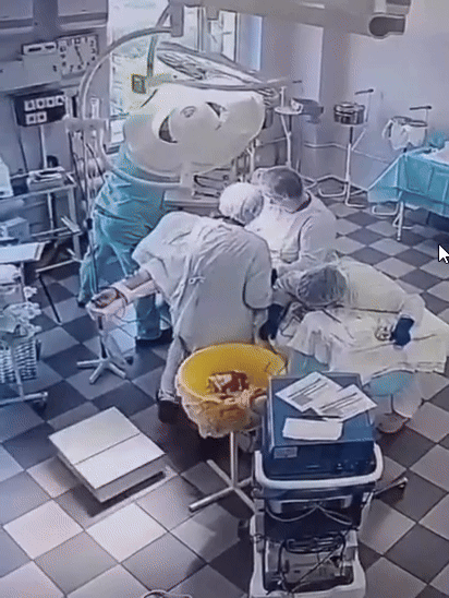 리아노보스티와 노바야 가제타 유럽에 따르면 30일 오전(현지 시각) 캄차카반도에서 강진이 발생했을 당시 종양외과 전문의 류보프 찌쁠라코바와 다른 의료진들은 수술 도중 발생한 극심한 흔들림 속에서도 환자와 장비를 꼭 붙잡은 채 수술을 끝까지 이어갔다. 해당 장면은 캄차카 보건부 장관 올렉 멜리코프가 직접 수술실 CCTV 영상을 최초 공개했다. (출처=올렉 멜리코프 텔레그램) *재판매 및 DB 금지