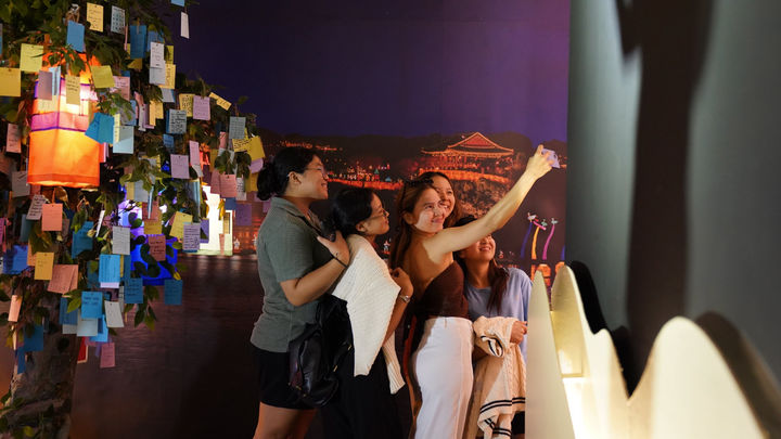 [진주=뉴시스]진주시, 필리핀에서 열린 '한국의 빛-진주실크등' 전시 모습.(사진=진주시 제공).2025.07.31.photo@newsis.com *재판매 및 DB 금지