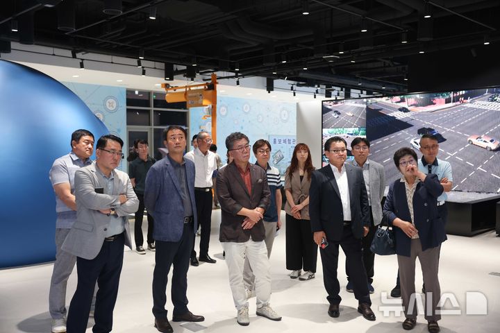 [평택=뉴시스]평택시의회 '평택시 스마트모빌리티 교통환경 개선 연구회' 회원들이 안양시 소재 '스마트도시통합센터'를 둘러보고 있다. (사진=평택시의회 제공) 2025.07.31.photo@newsis.com 