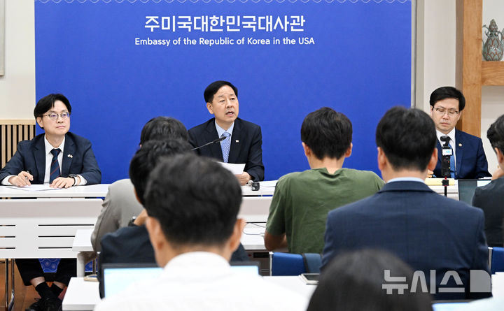 구윤철 경제부총리 겸 기획재정부 장관이 30일 저녁(현지 시간) 미국 워싱턴DC 소재 주미한국대사관에서 '한-미 통상협의 결과브리핑'을 열고 발표문을 낭독하고 있다. 왼쪽부터 김정관 산업통상자원부장관, 구윤철 부총리, 여한구 통상교섭본부장. (사진=기재부 제공) 2025.07.31. photo@newsis.com