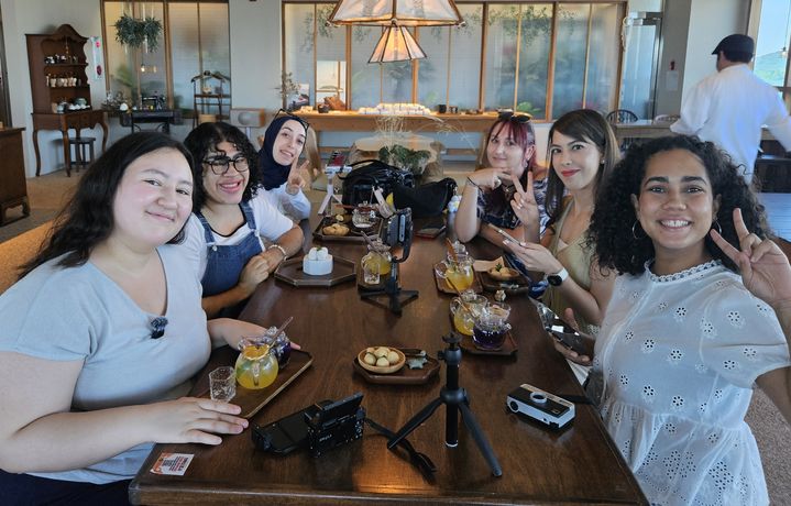 [인천=뉴시스] 인천웰니스관광지 ‘차덕분’ 방문한 외국인 관광객. (사진=인천관광공사 제공) 2025.07.31. photo@newsis.com *재판매 및 DB 금지