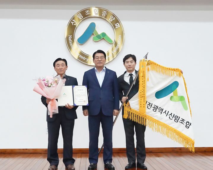 [대전=뉴시스] 최창호 산림조합중앙회장(가운데)과 홍주의 대전광역시산림조합장(왼쪽 첫째)이 '2025년 상반기 산림조합 상호금융 업적평가'에서 대상 수상 뒤 기념촬영을 하고 있다.(사진=산림조합중앙회 제공) *재판매 및 DB 금지