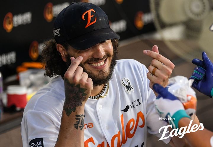 [서울=뉴시스]프로야구 한화 이글스의 외국인 에이스 투수 폰세가 30일 대전 한화생명볼파크에서 열린 2025 신한 쏠뱅크 KBO리그 삼성 라이온즈와의 경기에 선발 등판해 6이닝 무실점 완벽투를 펼친 뒤 동료와 기뻐하고 있다. 이날 폰세는 개막 13연승을 질주했다. (사진=한화 이글스 제공) 2025.07.31. *재판매 및 DB 금지