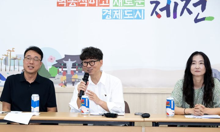 올해 영화제 일정 설명하는 제천국제음악영화제 장항준(가운데) 집행위원장 *재판매 및 DB 금지