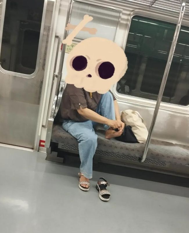 [서울=뉴시스] 국내 지하철 안에서 발톱을 깎은 한 여성 승객의 행동이 온라인상에 공유되며 논란이 일고 있다. (사진 = 보배드림 캡처) 2025.07.31. *재판매 및 DB 금지