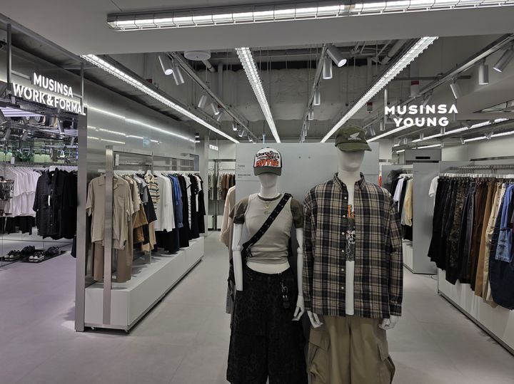 [서울=뉴시스] 이주혜 기자 = 31일 서울 서초구 '무신사 스토어 강남' 매장 내부 모습. 2025.07.31. winjh@newsis.com *재판매 및 DB 금지