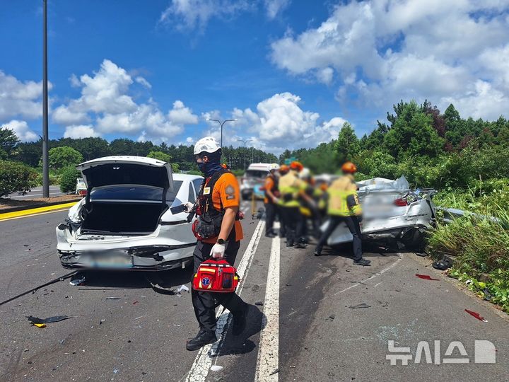[제주=뉴시스] 31일 오전 서귀포시 상창교차로에서 대형 트럭이 차량 5대를 추돌하는 사고가 발생해 소방당국이 탑승자 구조에 나서고 있다. (사진=제주소방안전본부 제공) 2025.07.31. photo@newsis.com