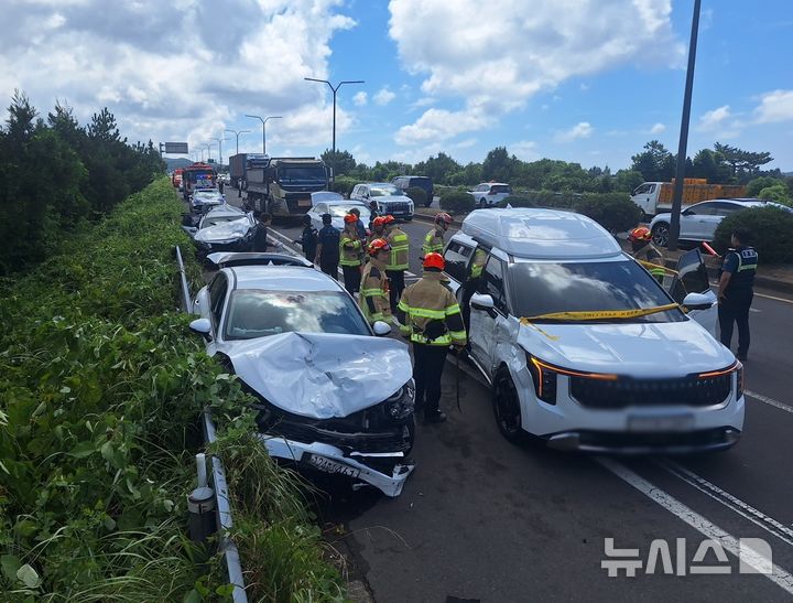 [제주=뉴시스] 31일 오전 서귀포시 상창교차로에서 대형 트럭이 차량 5대를 추돌하는 사고가 발생해 소방당국이 탑승자 구조에 나서고 있다. (사진=제주소방안전본부 제공) 2025.07.31. photo@newsis.com