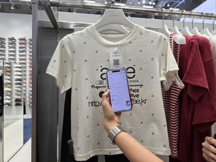 [서울=뉴시스] 이주혜 기자 = 31일 서울 서초구 '무신사 스토어 강남'에 진열된 상품에 무신사 앱에 접속할 수 있는 QR코드가 붙어있다. 2025.07.31. winjh@newsis.com *재판매 및 DB 금지