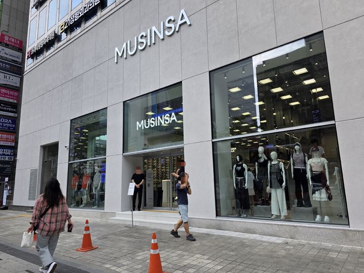 [서울=뉴시스] 이주혜 기자 = 31일 서울 서초구 '무신사 스토어 강남' 매장 모습. 2025.07.31. winjh@newsis.com *재판매 및 DB 금지