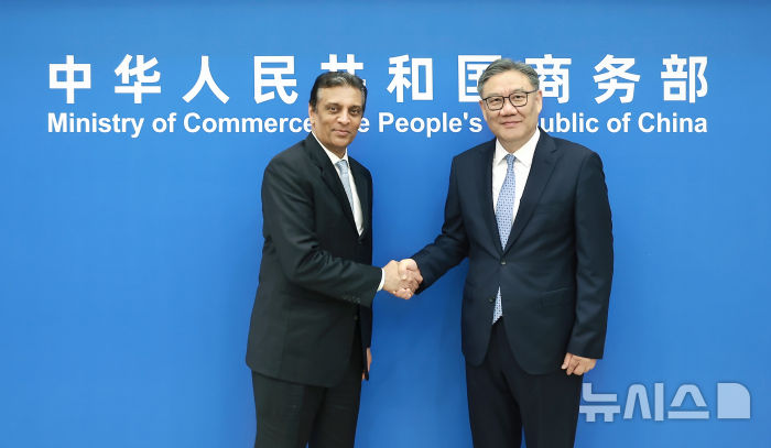 [베이징=뉴시스]왕원타오 중국 상무부장이 30일 미중무역전국위원회(USCBC) 이사회 의장인 라지 수브라마니암 페덱스 최고경영자(CEO)와 만나 악수하고 있다.(사진=중국 상무부 홈페이지 갈무리) 2025.07.31 photo@newsis.com