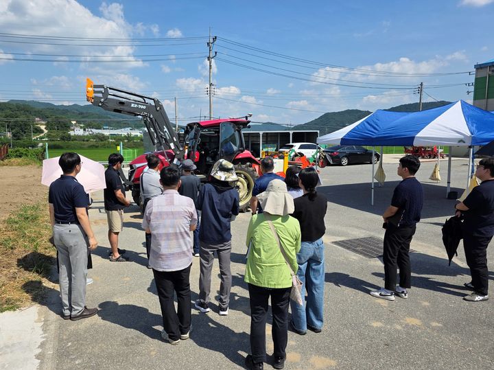 [함양=뉴시스] 승용형 농기계 자동조향장치 시범 사업 중간 평가회 개최 (사진=함양군 제공) 2025. 07. 31. photo@newsis.com *재판매 및 DB 금지