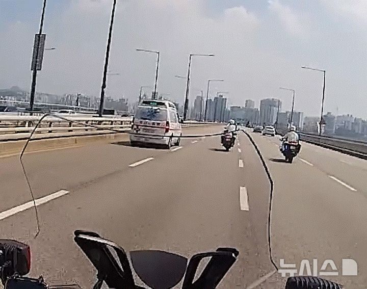 [부천=뉴시스] 정일형 기자=경찰 사이드카를 이용해 응급실로 호송하는 모습. (사진=부천원미경찰서 제공)