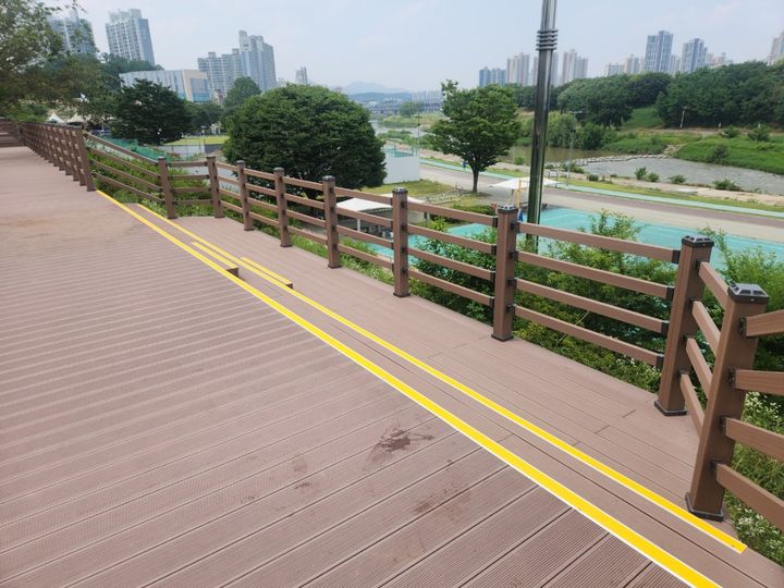 왕숙천 제방 관망 산책로. (사진=구리시 제공) photo@newsis.com *재판매 및 DB 금지