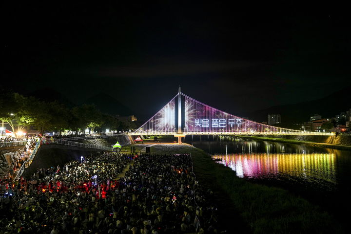 [무주=뉴시스] 무주 남대천 별빛다리. (사진=뉴시스 DB). photo@newsis.com *재판매 및 DB 금지