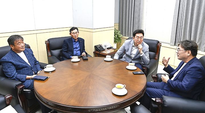 [원주=뉴시스] 31일 원강수 원주시장과 시의회 3당 대표가 '아친 사태'에 대한 처벌 불원서 제출 여부에 대한 의견을 모으고 있다. 2025.07.31. wonder8768@newsis.com *재판매 및 DB 금지