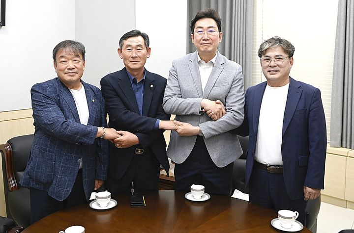 [원주=뉴시스] 31일 원강수 원주시장과 시의회 3당 대표가 '아친 사태'에 대한 처벌 불원서 제출 여부에 대한 간담회 후 상생·화합을 위한 기념촬영을 하고 있다. 2025.07.31. wonder8768@newsis.com *재판매 및 DB 금지