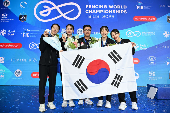 [서울=뉴시스] 한국 펜싱 여자 사브르 대표팀(죄측부터 서지연, 최세빈, 이국현 코치, 전하영, 김정미)가 31일(한국 시간) 조지아 트빌리시에서 열린 2025 세계선수권대회 은메달을 차지한 뒤 밝게 웃고 있다. (사진=대한펜싱협회 제공) 2025.07.31. *재판매 및 DB 금지