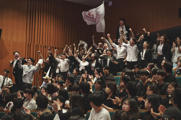 [서울=뉴시스] 제33회 젊은 연극제 페스티벌에서 세종대 영화예술학과 갈매기 공연팀이 환호하고 있다. (사진=세종대 제공) 2025.07.31. photo@newsis.com *재판매 및 DB 금지