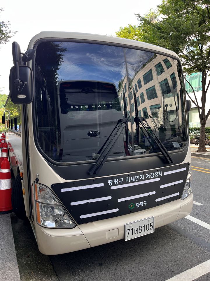 [서울=뉴시스] 중랑구, 관용 대형 버스에 미세먼지 저감 필터 장착. 2025.07.31. (사진=중랑구 제공) *재판매 및 DB 금지