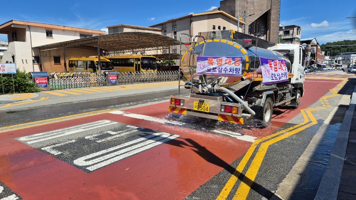 도로 살수작업. (사진=양평군 제공) photo@newsis.com *재판매 및 DB 금지