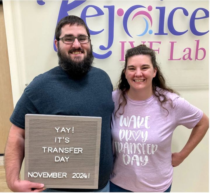  [서울=뉴시스] 린지 피어스(오른쪽)과 팀이 지난해 11월 테네시주 녹스빌의 체외수정 클리닉 리조이스 퍼틸리티에서 이식한 날을 기념하는 팻말을 들고 활짝 웃고 있다.(출처: MIT 테크놀로지 리뷰) 2025.07.31. *재판매 및 DB 금지