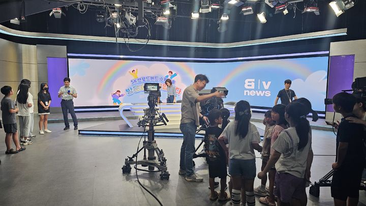 [서울=뉴시스] 지난 29일 수원 지역 초등학생들이 ch B tv 경기방송에 견학 와서 방송 제작 직무를 체험하는 모습. (사진=SK브로드밴드 제공) 2025.07.31. photo@newsis.com *재판매 및 DB 금지