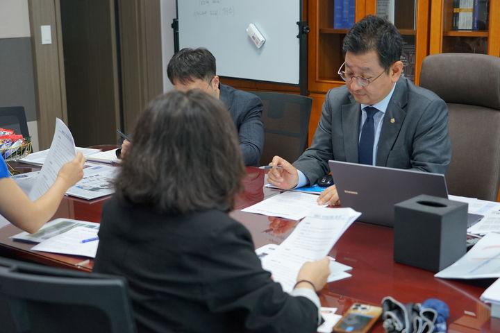 [울산=뉴시스] 박수지 기자 = 더불어민주당 김태선(울산 동구) 의원이 국가유산청 유산정책국과 반구천암각에 대한 지원 대책을 논의하고 있다. 2025.07.31. photo@newsis.com *재판매 및 DB 금지