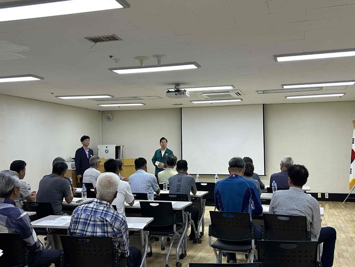 [밀양=뉴시스] 이준승 환경관리과장이 피해방지단원 30명을 대상으로 진행한 총기 안전사고 예방과 야생동물 포획 시 준수사항 교육에서 인사말을 하고 있다. (사진=밀양시 제공) 2025.07.31. photo@newsis.com *재판매 및 DB 금지