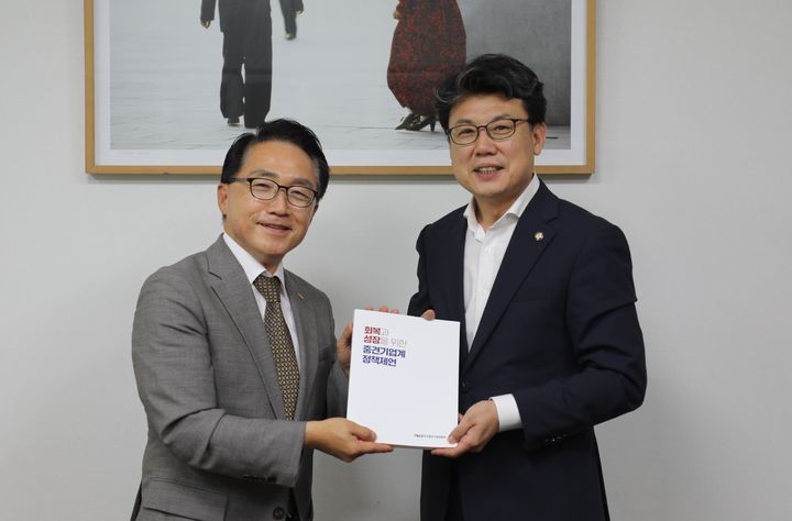 [서울=뉴시스] 이호준 한국중견기업연합회 상근부회장(왼쪽)이 지난 30일 서울 영등포구 국회에서 진성준 국정기획위원회 부위원장​을 만나 '회복과 성장을 위한 중견기업계 정책 제언'을 전달했다.. (사진=한국중견기업연합회 제공) 2025.07.31. photo@newsis.com *재판매 및 DB 금지