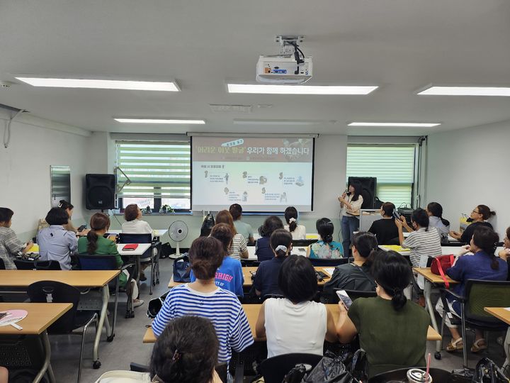 [대구=뉴시스] 대구 남구는 폭염 속에서도 복지 사각지대 해소를 위해 노인돌봄센터 생활지원사들과 함께 어려운 이웃 발굴을 위한 홍보를 했다. (사진=대구 남구 제공) 2025.07.31. photo@newsis.com *재판매 및 DB 금지