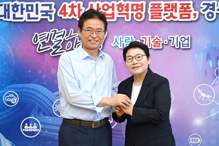 [안동=뉴시스] 31일 경북도청에서 만난 이철우 경북지사와 임이자 국회의원. (사진=경북도 제공) 2025.07.31. photo@newsis.com *재판매 및 DB 금지