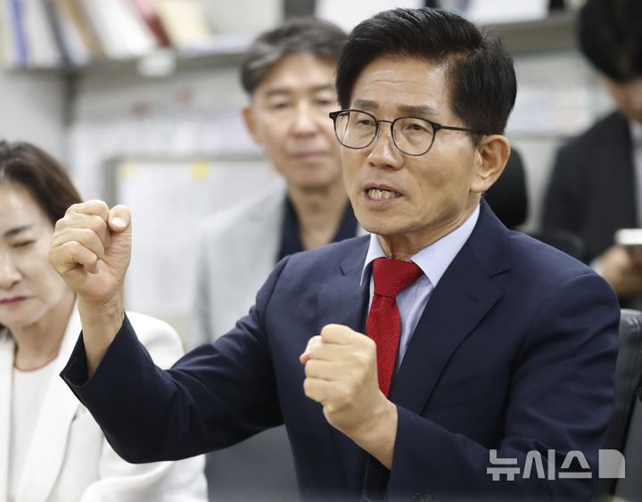 [인천=뉴시스] 김동영 기자 = 김문수 국민의힘 당대표 후보가 31일 오후 인천 남동구 인천시청 2층 기자실에서 기자들과 대화를 나누고 있다. 2025.07.31. dy0121@newsis.com 