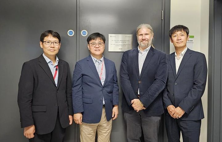 [케임브리지=뉴시스] IBS는 25일 영국 케임브리지대학교 캐번디시연구소에 글로벌 파트너랩을 설치하고 현판식을 가졌다.(왼쪽부터)박병현 주영국 한국대사관 과학관, 신현석 IBS 이차원 양자 헤테로구조체 연구단장, 메테 아타투레 캐번디시연구소장, 강동우 IBS 글로벌커뮤니케이션실 책임정책연구원이 기념촬영을 하고 있다.(사진=IBS 제공) *재판매 및 DB 금지