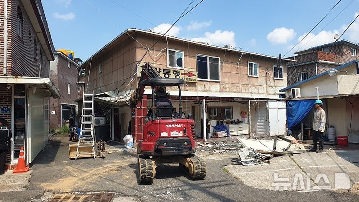 [파주=뉴시스] 경기 파주시가 성매매집결지 내 불법건축물에 대한 행정대집행을 진행하고 있다.(사진=파주시 제공).photo@newsis.com